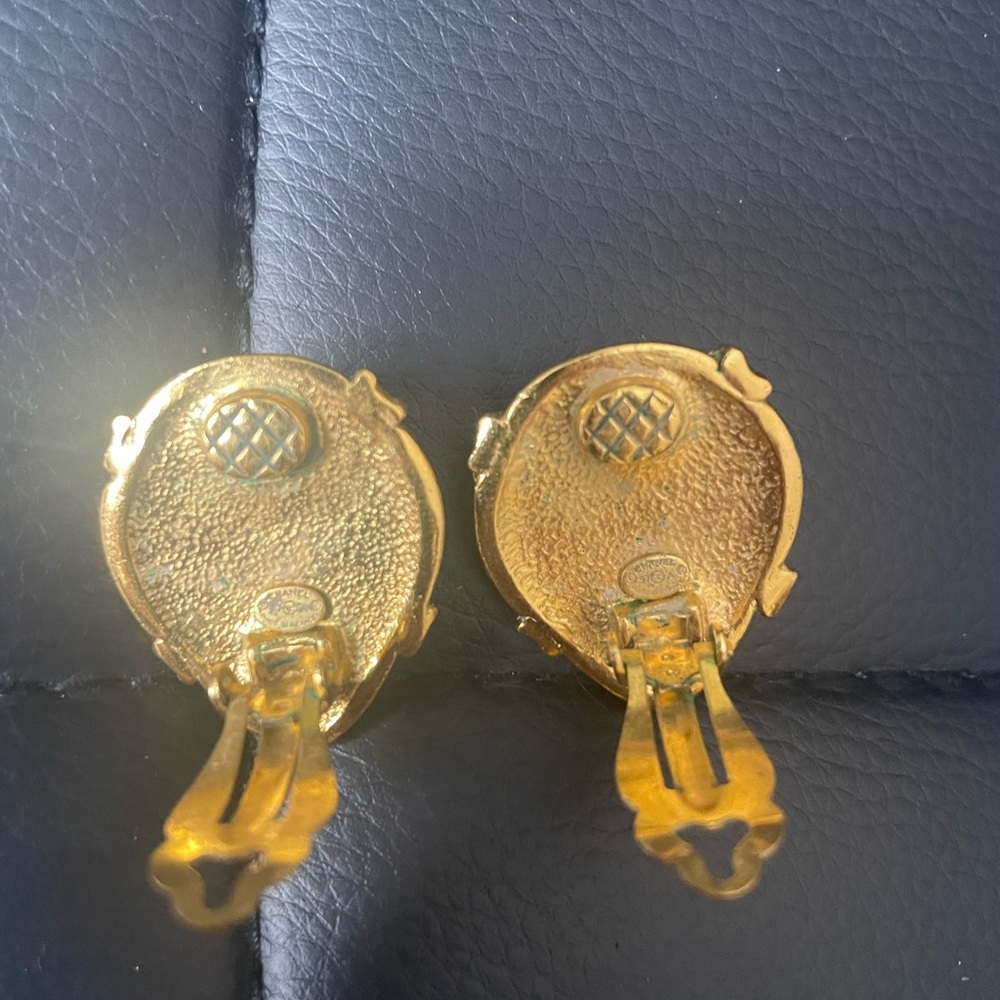 Chanel teardrop earrings with twisted ribbon CC mark. - Picture 8 of 9